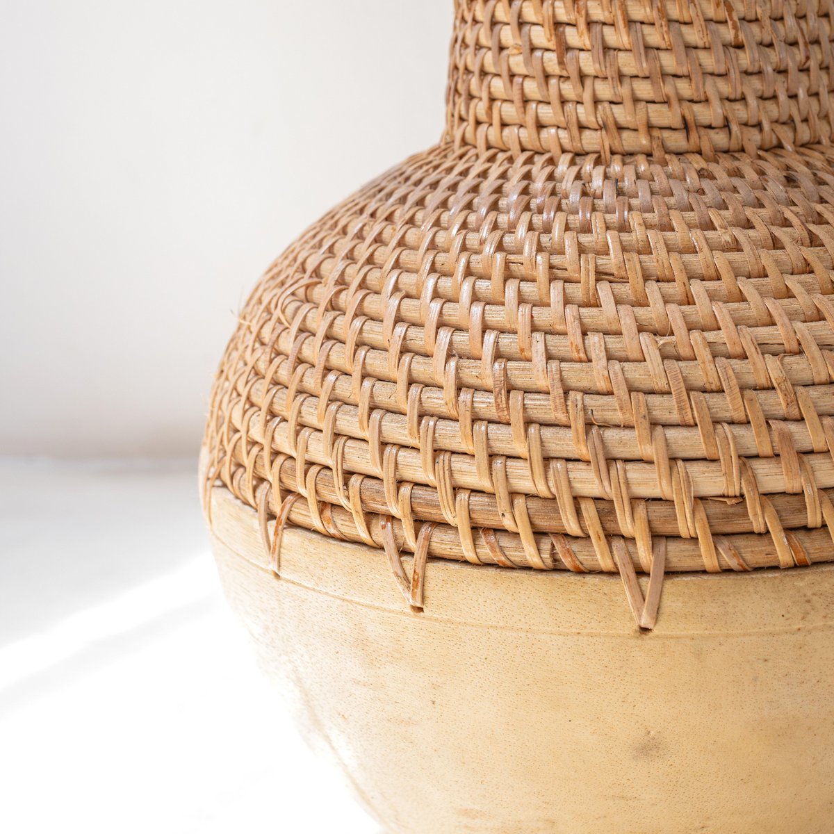 Vase Kamari aus Rattan und Holz